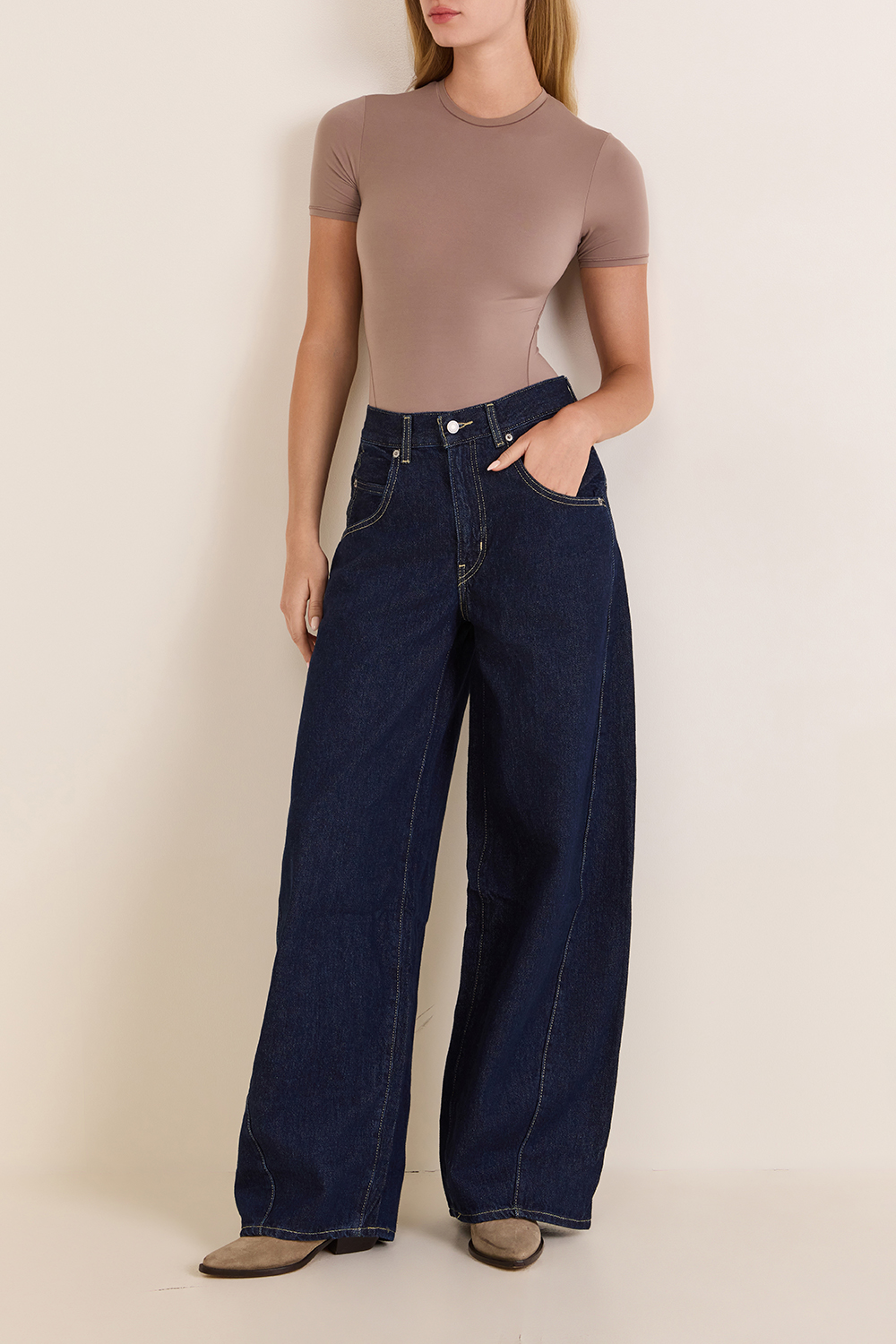 תמונת כל הלוק של מכנסי ג'ינס בגזרת בלון